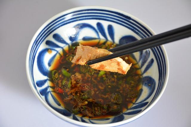 就算減肥也能放心吃的蓋飯，加了料汁的雞肉，多了一種川味
