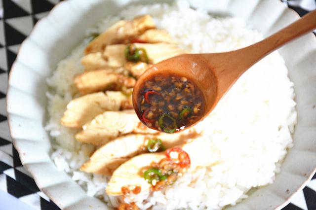 就算減肥也能放心吃的蓋飯，加了料汁的雞肉，多了一種川味
