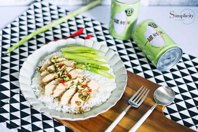 就算減肥也能放心吃的蓋飯，加了料汁的雞肉，多了一種川味