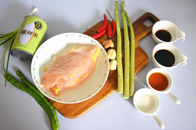 就算減肥也能放心吃的蓋飯，加了料汁的雞肉，多了一種川味