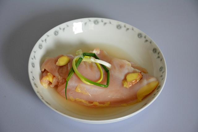 就算減肥也能放心吃的蓋飯，加了料汁的雞肉，多了一種川味