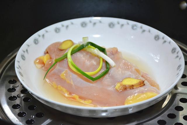 就算減肥也能放心吃的蓋飯，加了料汁的雞肉，多了一種川味