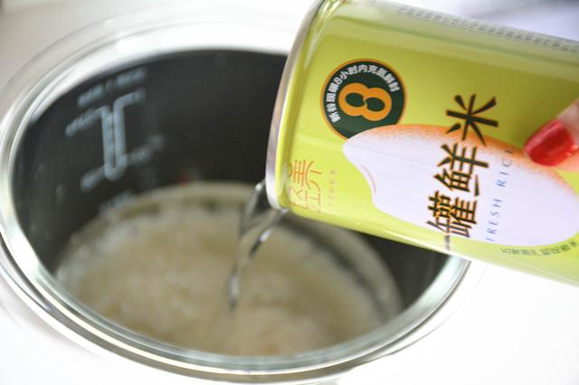 就算減肥也能放心吃的蓋飯，加了料汁的雞肉，多了一種川味