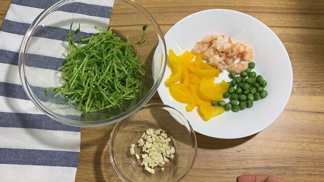豆苗罕見的15道做法，隨便學兩招大家都喜歡，你也試試吧