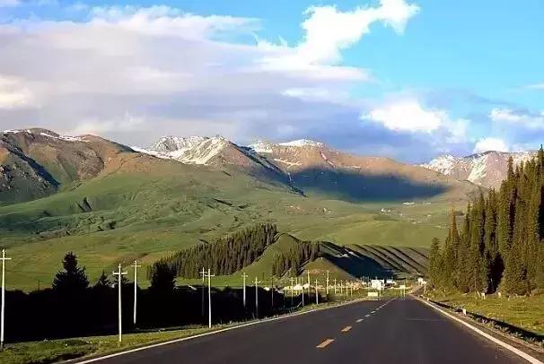 一條老國道，橫跨天山南北，一路包攬新疆所有的景觀，美不勝收