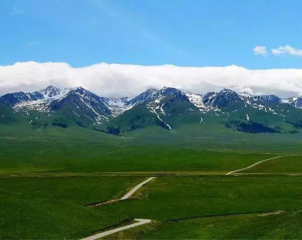 一條老國道，橫跨天山南北，一路包攬新疆所有的景觀，美不勝收