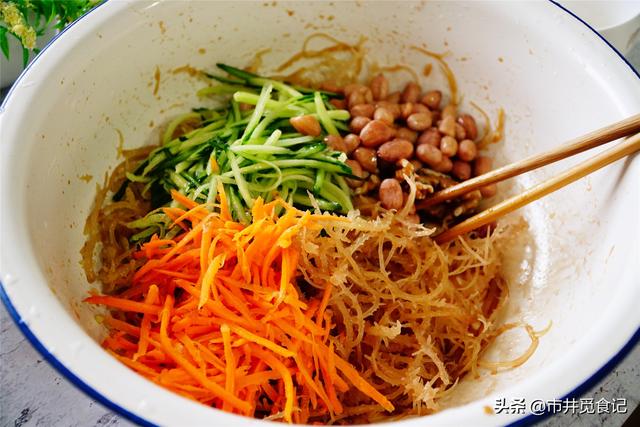 夏天多吃這道菜，10元一兩，清香爽脆，隔三差五吃一次，比炒菜強