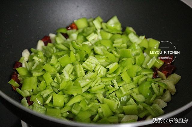 在家炒雞丁很柴？一定要找對方法，這樣炒嫩滑入味，很下米飯