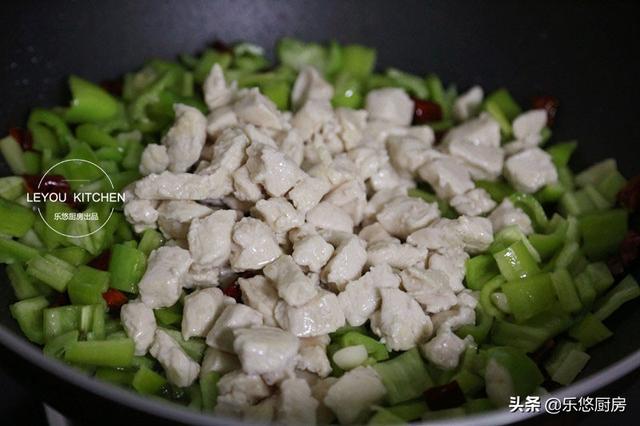 在家炒雞丁很柴？一定要找對方法，這樣炒嫩滑入味，很下米飯
