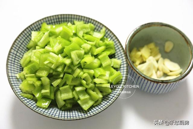 在家炒雞丁很柴？一定要找對方法，這樣炒嫩滑入味，很下米飯