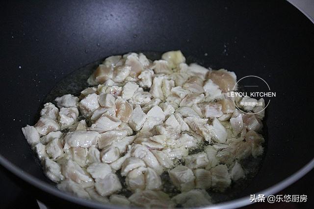 在家炒雞丁很柴？一定要找對方法，這樣炒嫩滑入味，很下米飯