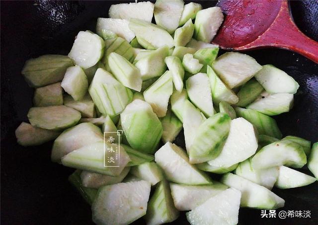 夏天了，這菜每周吃2次，能讓肌膚潔白、細嫩，素顏也超美