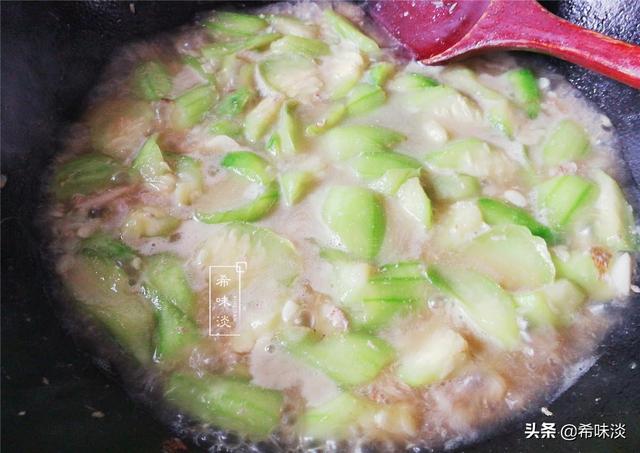 夏天了，這菜每周吃2次，能讓肌膚潔白、細嫩，素顏也超美