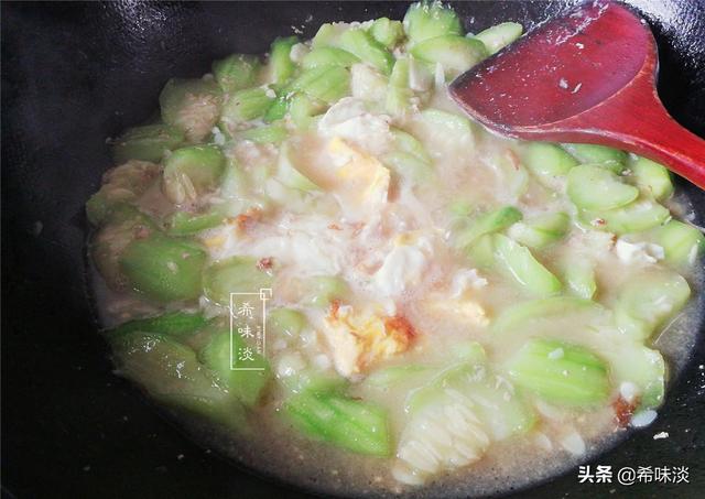 夏天了，這菜每周吃2次，能讓肌膚潔白、細嫩，素顏也超美