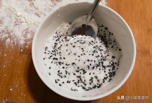 夏天，麵粉很火的懶人做法，不揉也不擀，5分鐘出鍋，比麵包好吃