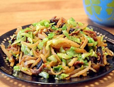 炒餅絲時，掌握3個小妙招，餅絲不幹不濕，口感適中，還不易粘鍋
