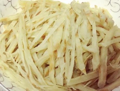 炒餅絲時，掌握3個小妙招，餅絲不幹不濕，口感適中，還不易粘鍋
