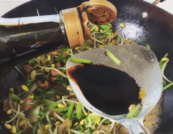 70歲老廚師：用蚝油炒菜時，牢記這3點，炒出酒店水平