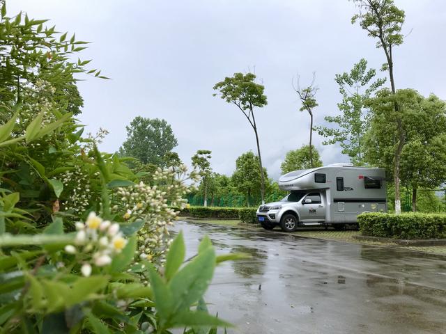 限高杆，房車家族永遠的痛，3米高6米長的房車怎麼在村道上掉頭？