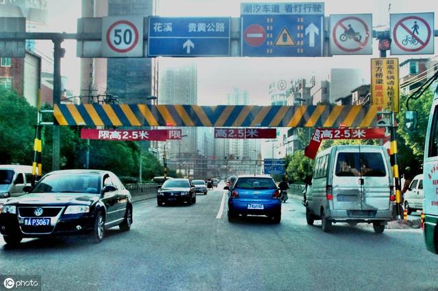 限高杆，房車家族永遠的痛，3米高6米長的房車怎麼在村道上掉頭？