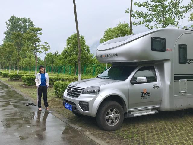 限高杆，房車家族永遠的痛，3米高6米長的房車怎麼在村道上掉頭？