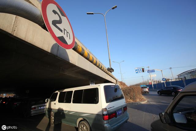 限高杆，房車家族永遠的痛，3米高6米長的房車怎麼在村道上掉頭？