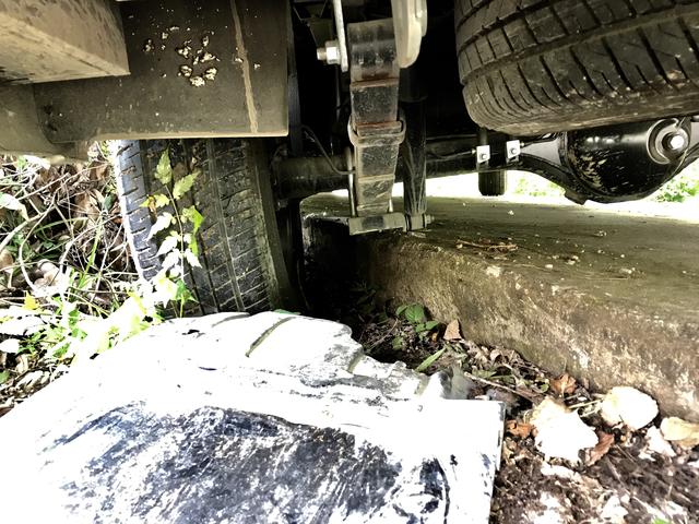 限高杆，房車家族永遠的痛，3米高6米長的房車怎麼在村道上掉頭？