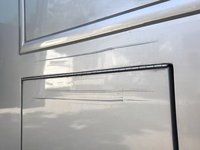 限高杆，房車家族永遠的痛，3米高6米長的房車怎麼在村道上掉頭？