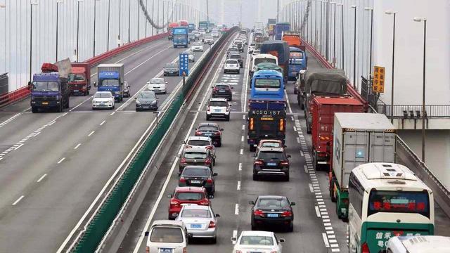 中國最堵大橋之一：造價30多億，每日車流量達到12萬！
