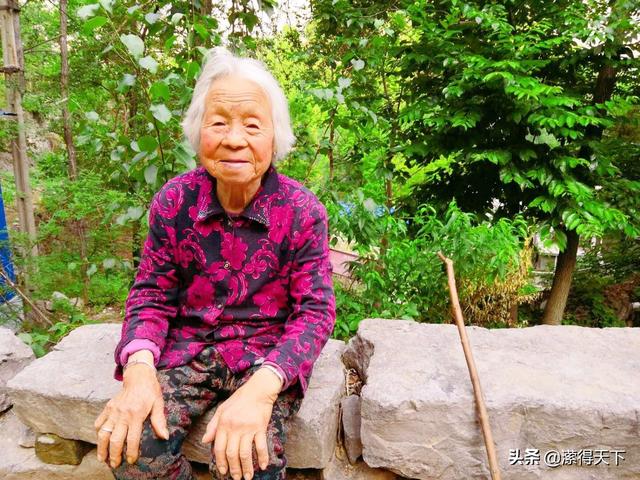 南太行晉門腳下9旬老人居住在「上百年的土屋裡」不曾離開