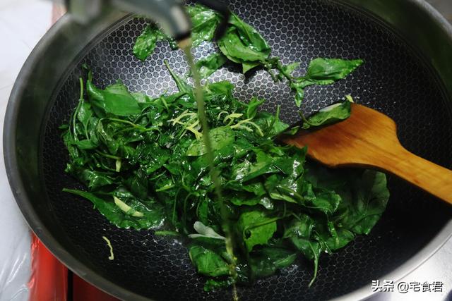 這個菜在農村視為雜草，在城裡是餐桌上的新貴，能清熱祛濕