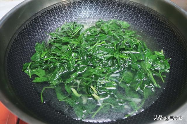這個菜在農村視為雜草，在城裡是餐桌上的新貴，能清熱祛濕