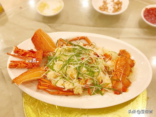 參加婚宴，看到這一桌菜，我有點愣，菸酒不算1800元一桌，算普通