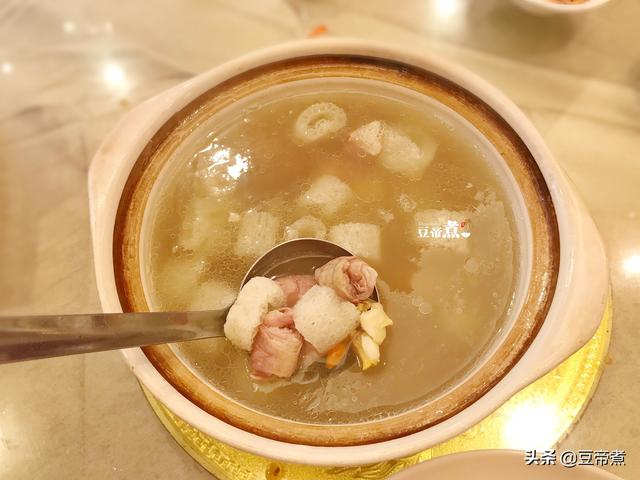 參加婚宴，看到這一桌菜，我有點愣，菸酒不算1800元一桌，算普通
