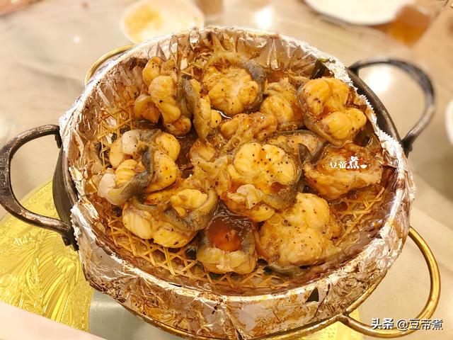 參加婚宴，看到這一桌菜，我有點愣，菸酒不算1800元一桌，算普通