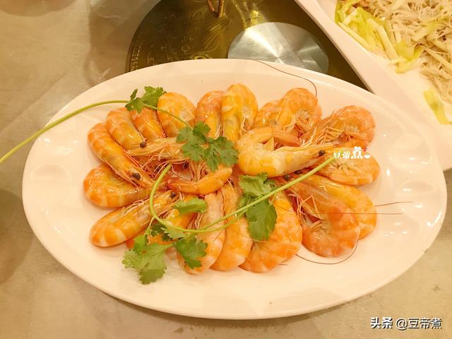 參加婚宴，看到這一桌菜，我有點愣，菸酒不算1800元一桌，算普通