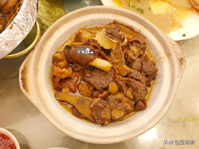 參加婚宴，看到這一桌菜，我有點愣，菸酒不算1800元一桌，算普通