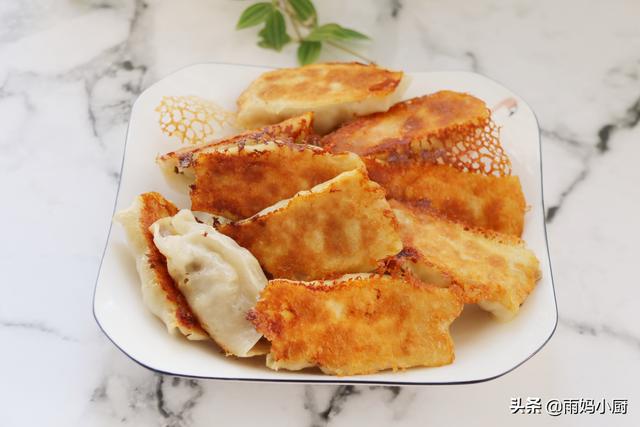 早餐女兒就愛山東麵食，不用發麵不用蒸，外酥里嫩，五分鐘吃1盤