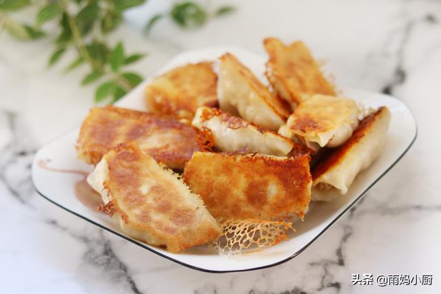 早餐女兒就愛山東麵食，不用發麵不用蒸，外酥里嫩，五分鐘吃1盤