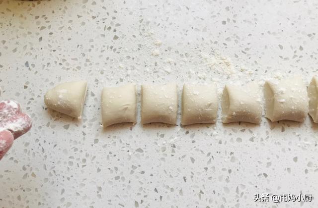 早餐女兒就愛山東麵食，不用發麵不用蒸，外酥里嫩，五分鐘吃1盤