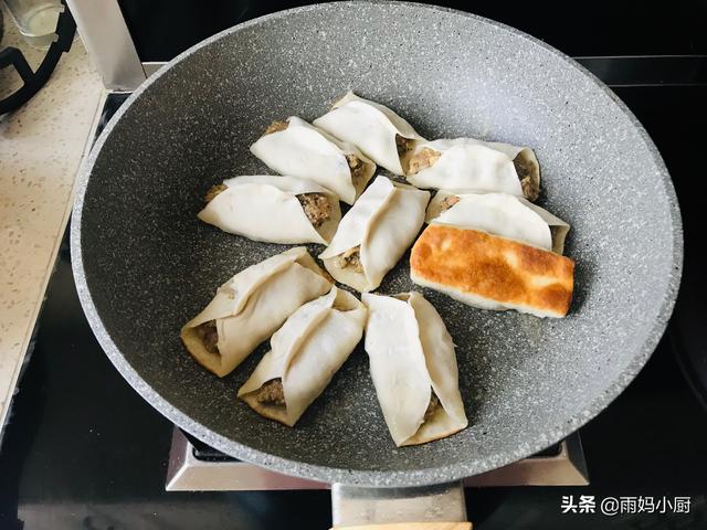 早餐女兒就愛山東麵食，不用發麵不用蒸，外酥里嫩，五分鐘吃1盤