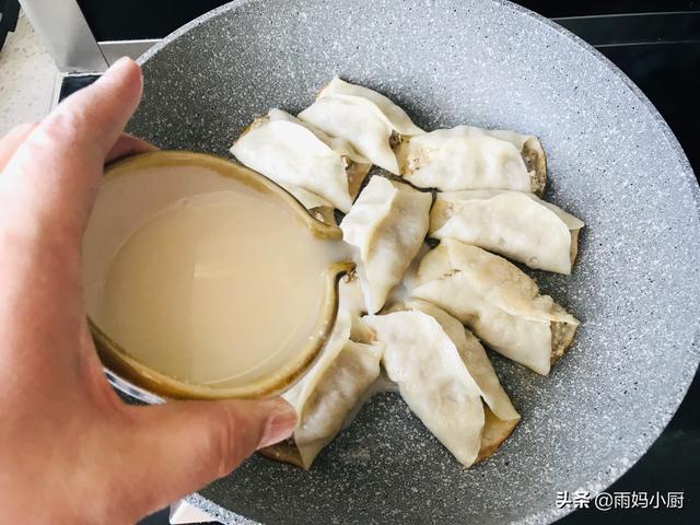 早餐女兒就愛山東麵食，不用發麵不用蒸，外酥里嫩，五分鐘吃1盤