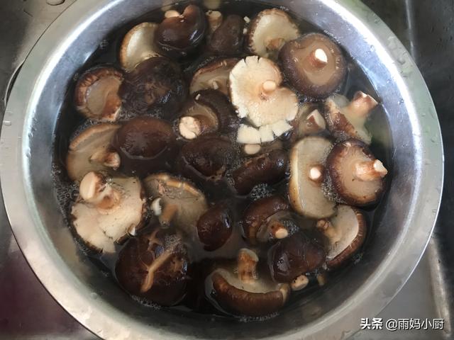 早餐女兒就愛山東麵食，不用發麵不用蒸，外酥里嫩，五分鐘吃1盤