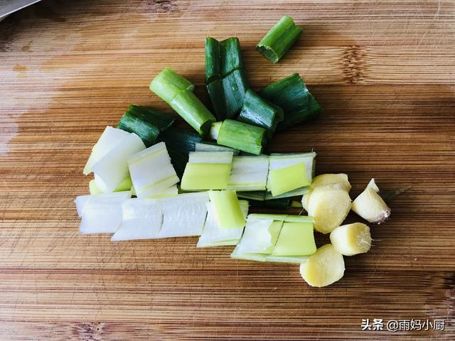 早餐女兒就愛山東麵食，不用發麵不用蒸，外酥里嫩，五分鐘吃1盤
