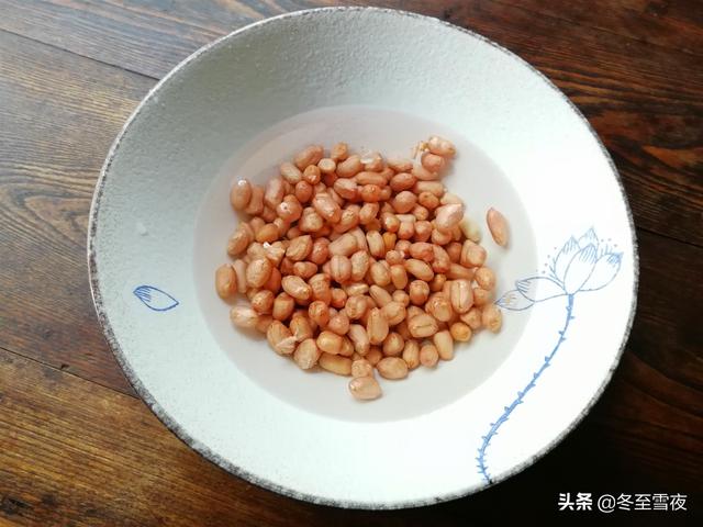炒花生米不是不熟就是炒過火，很多人這一步沒做對，教你正確炒法