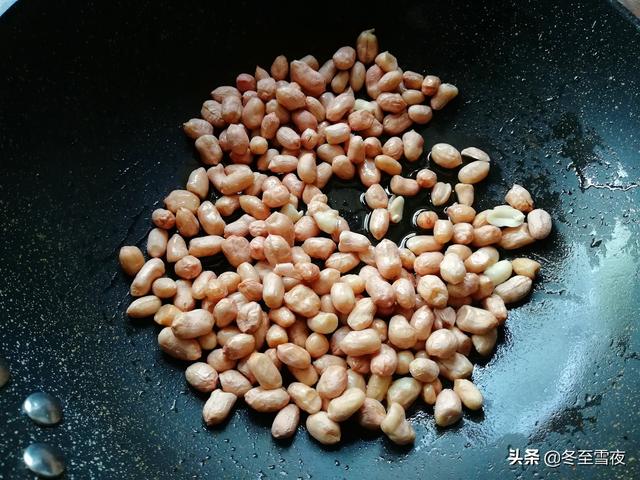 炒花生米不是不熟就是炒過火，很多人這一步沒做對，教你正確炒法