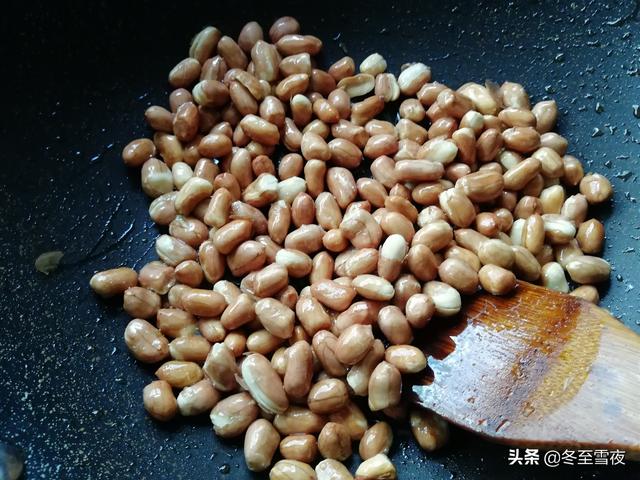 炒花生米不是不熟就是炒過火，很多人這一步沒做對，教你正確炒法