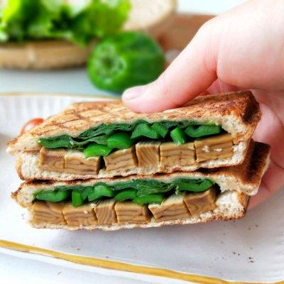回味無窮的青椒香糕格子三明治來拯救你的胃