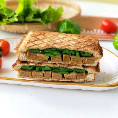 回味無窮的青椒香糕格子三明治來拯救你的胃