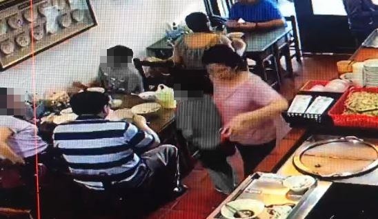 台南店員「端熱湯推男童」媽開嗆：他才7歲 狀況還原「網友全支持員工」：老闆應該要獎勵！